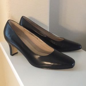 Ros Hommerson heels black 7.5 Wide woman